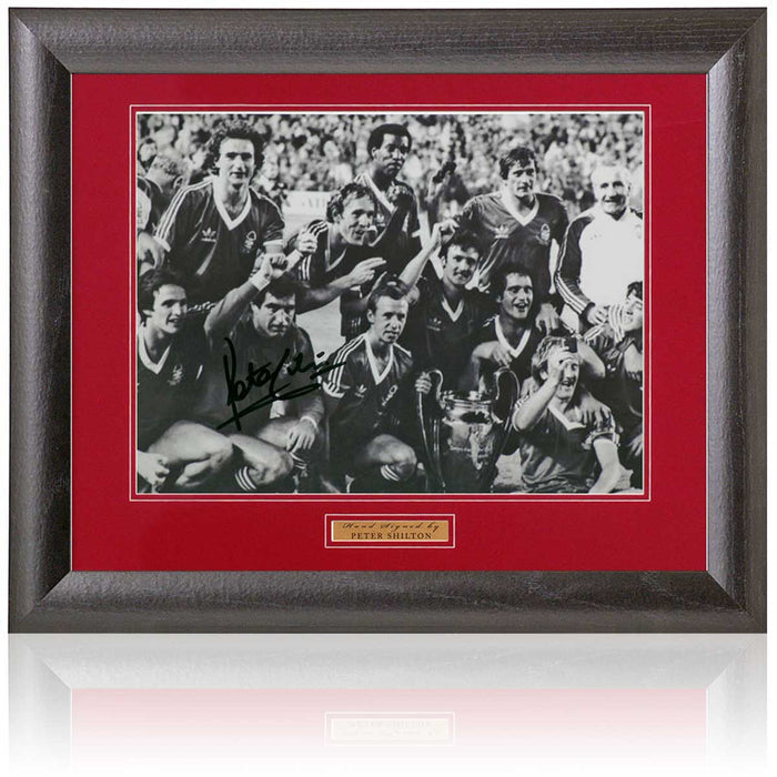 Peter Shilton Nottingham Forest Signed European Cup Photograph 15x19in Framed