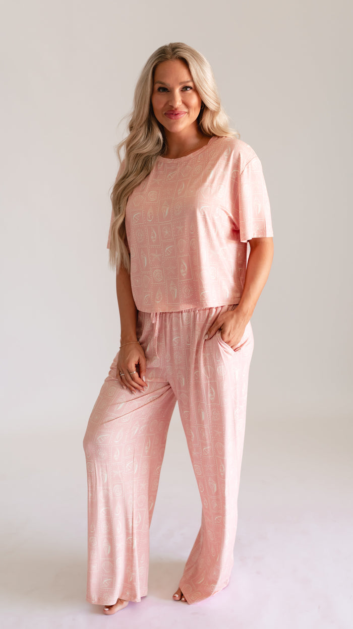 Women's T-Shirt and Pants Set in Pink Seashell