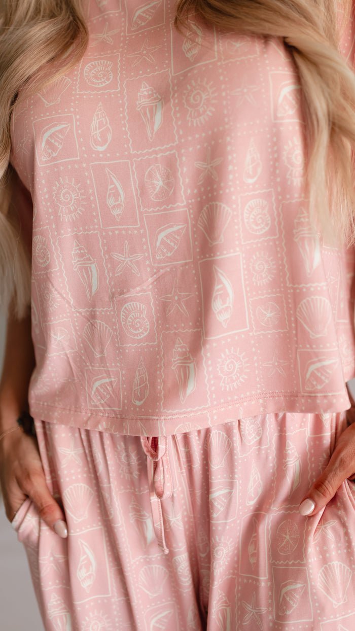 Women's T-Shirt and Pants Set in Pink Seashell