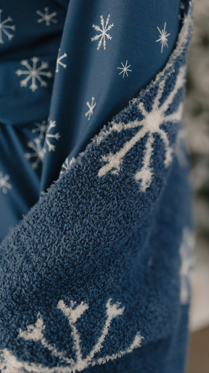 Youth Plush Throw Blanket in Snowflakes